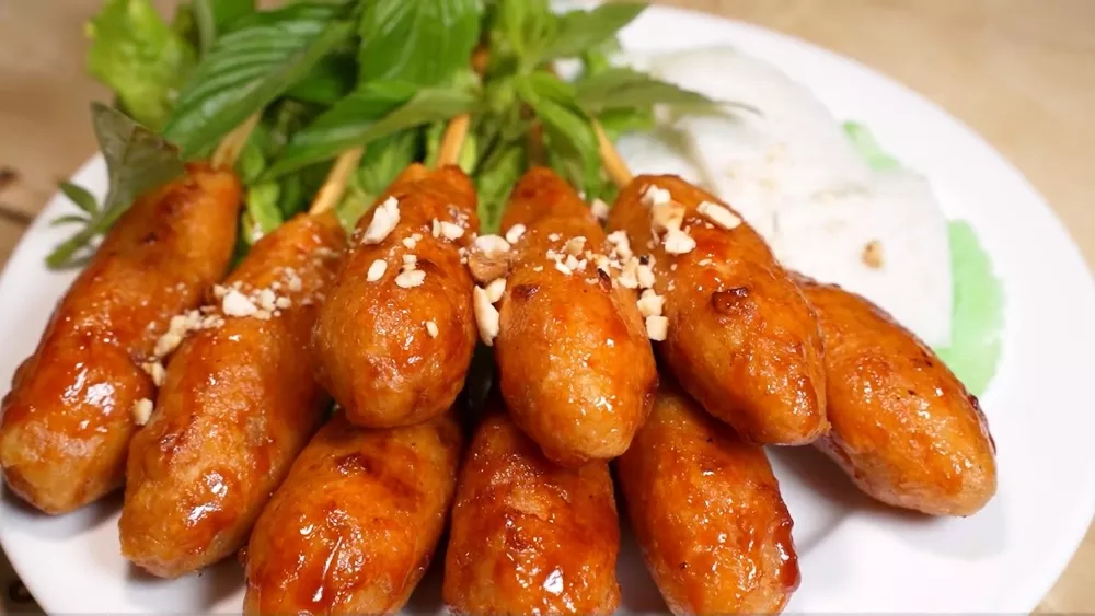 Нэм-луй (шашлык из свинины на гриле с лемонграссом)