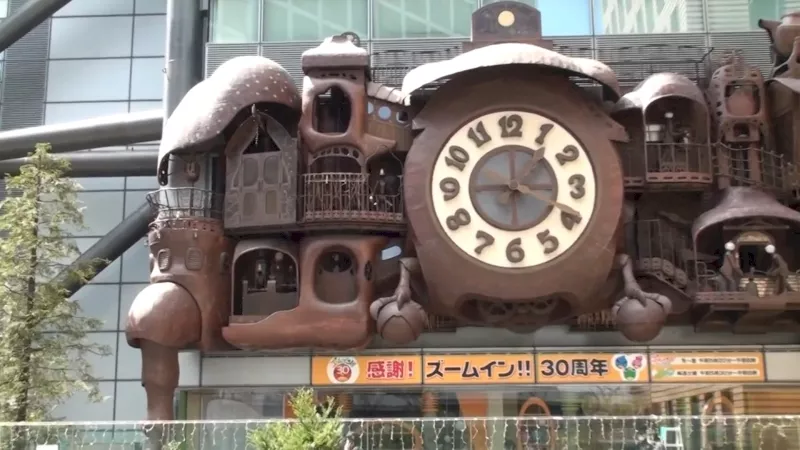 Часы Hayao Miyazaki на здании Nippon Television