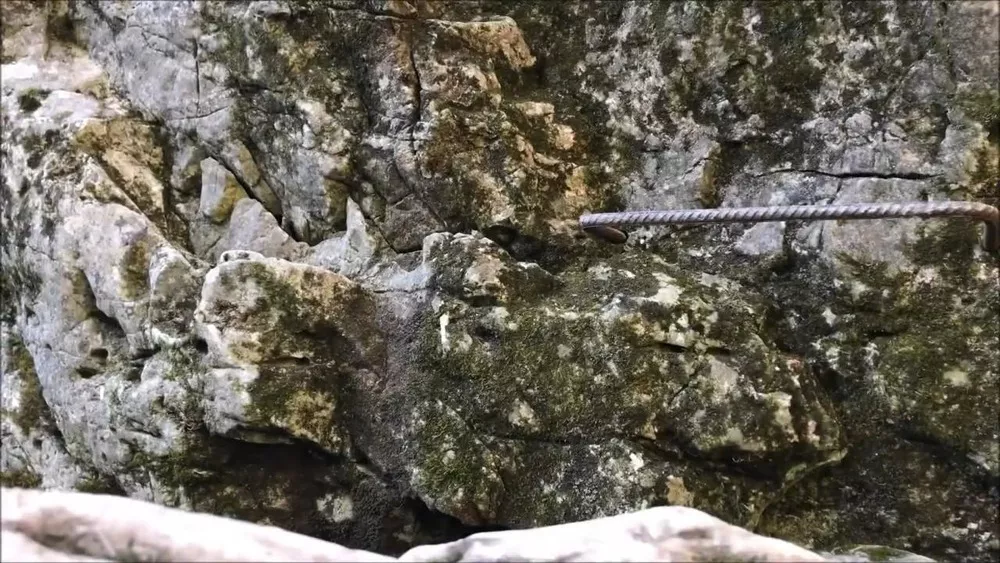 Скобы стубенек в стенах грота Fontanazzi