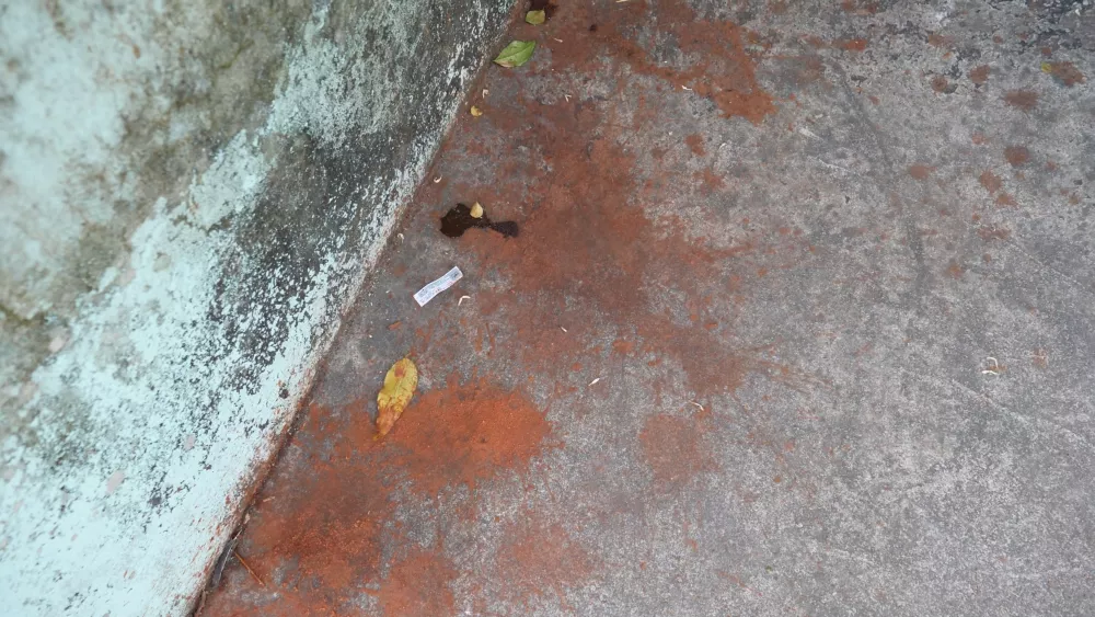 Следы от бетеля на дороге, как пятна крови