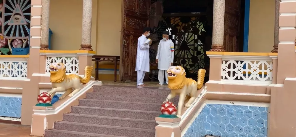 Служители храма Као Дай