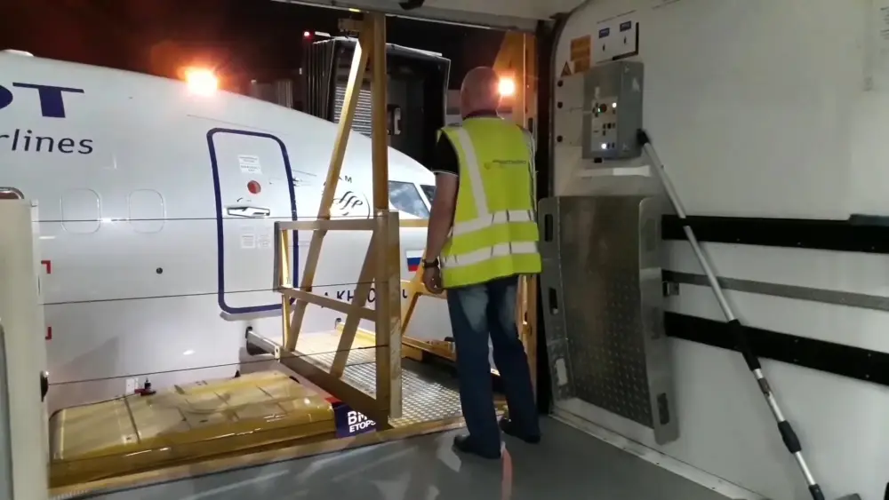 Спецтехника для погрузки инвалида в самолет