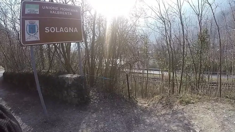 Спуск к гроту Fontanazzi возле дороги