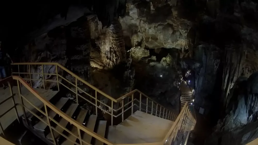 Спуск в пещеры