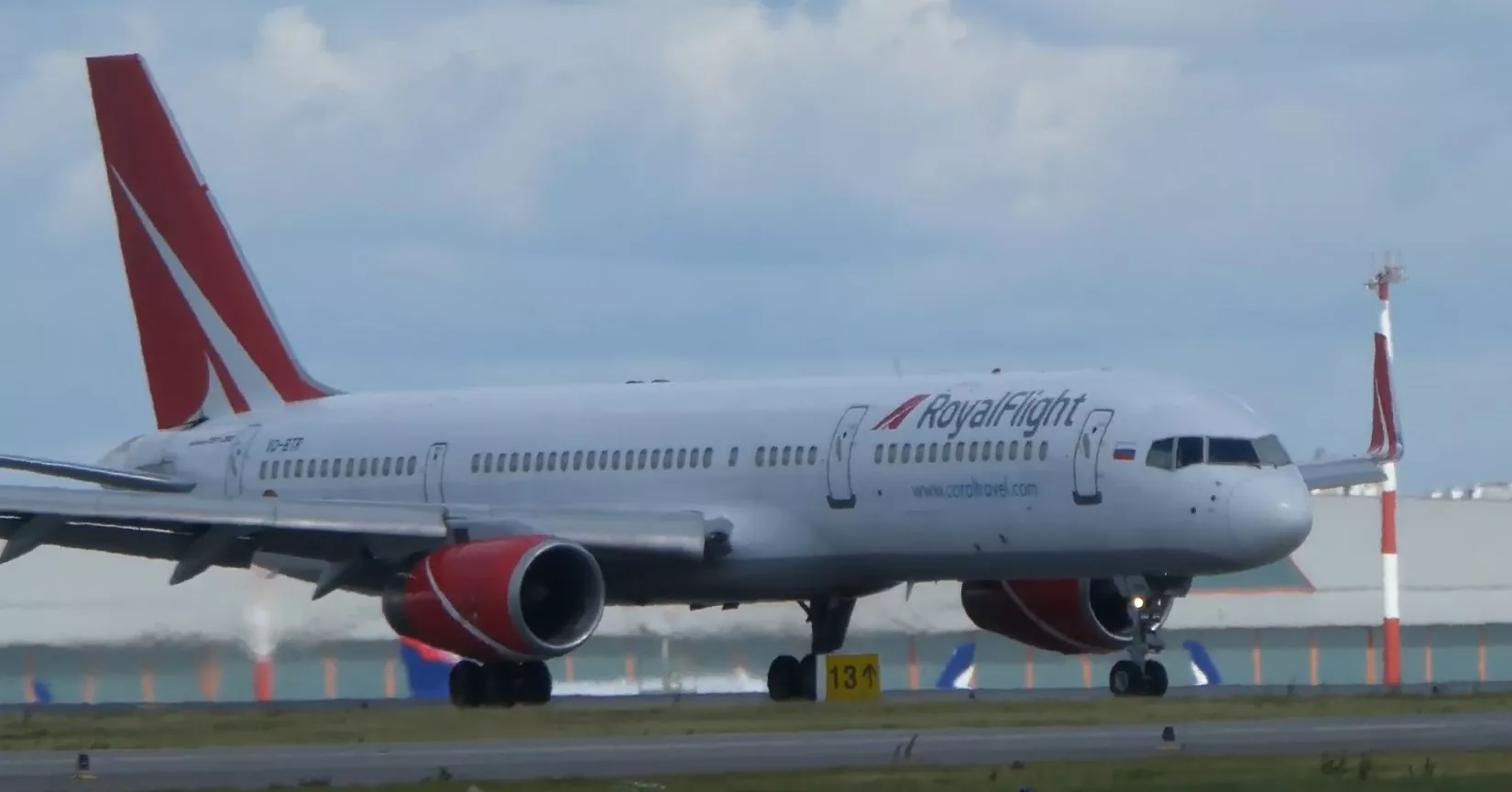 Среднемагистральный самолет Boeing 757-200 разработан американской авиастроительной компанией Boeing в качестве замены самолетам Боинг-727