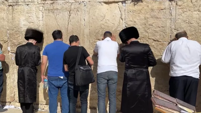 Молящиеся у Стены Плача