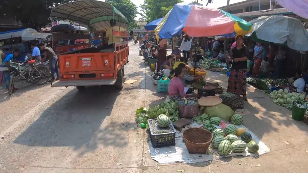 Стихийные рынки на обочинах дорог - частое явление... Поэтому трассу делят между собой машины и пешеходы