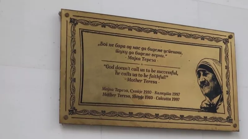 Табличка на доме-музее матери Терезы