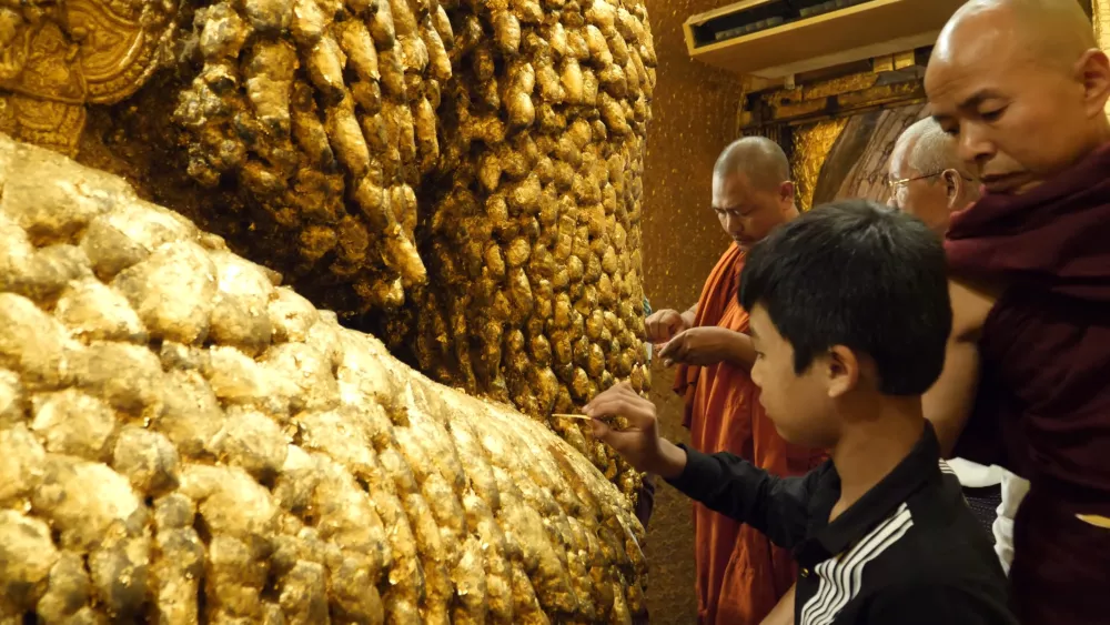 Тереть левой рукой статую Будды — это полное оскорбление!