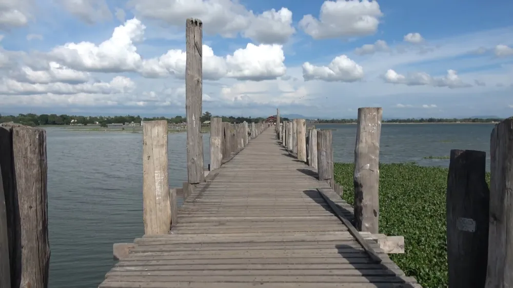 Убэйн — пешеходный деревянный мост в Амарапуре. Самый длинный и самый старый мост в мире, сделанный из тика