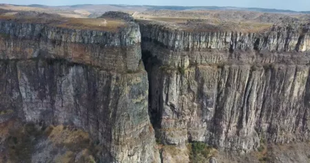 Ущелье Тундавала — это смотровая площадка на краю большого откоса под названием Серра-да-Леба
