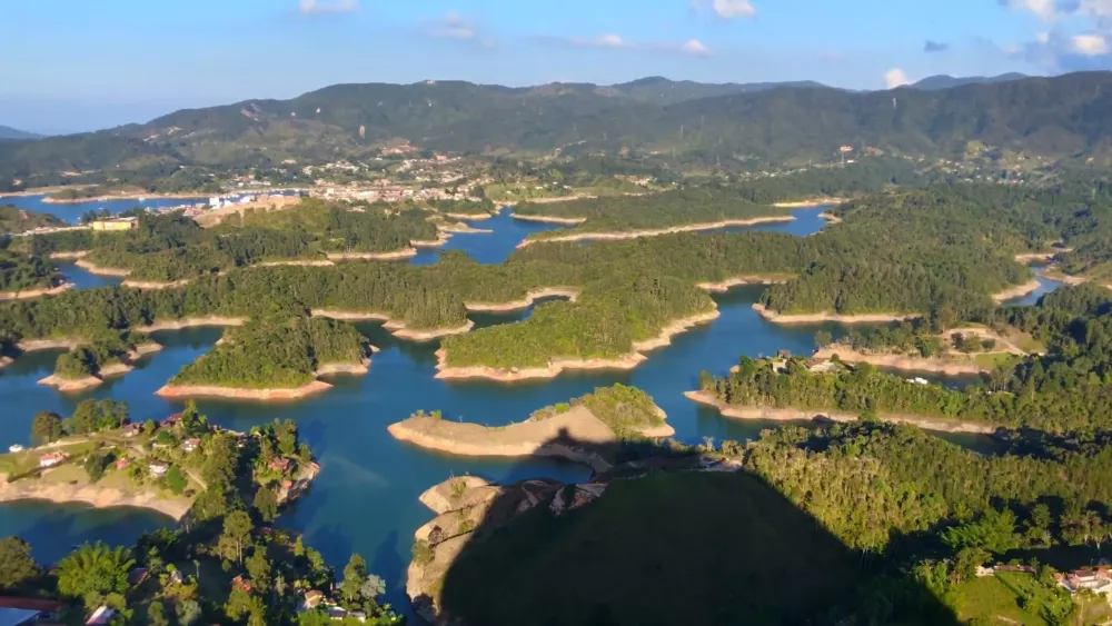 Вид со смотровой площадки на скале Пьедра-Дель-Пеньоль