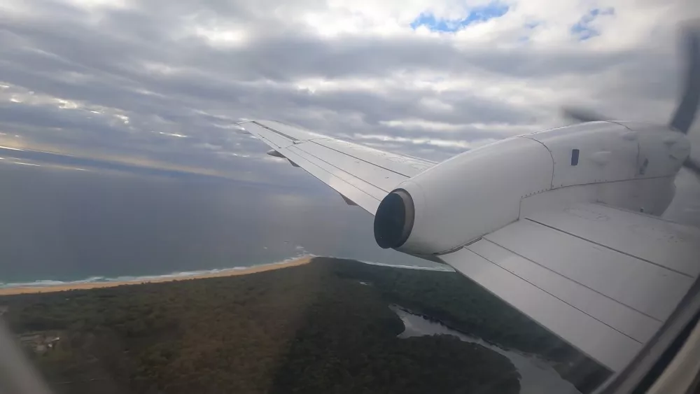 Виды из иллюминатора частично портят двигатели самолета