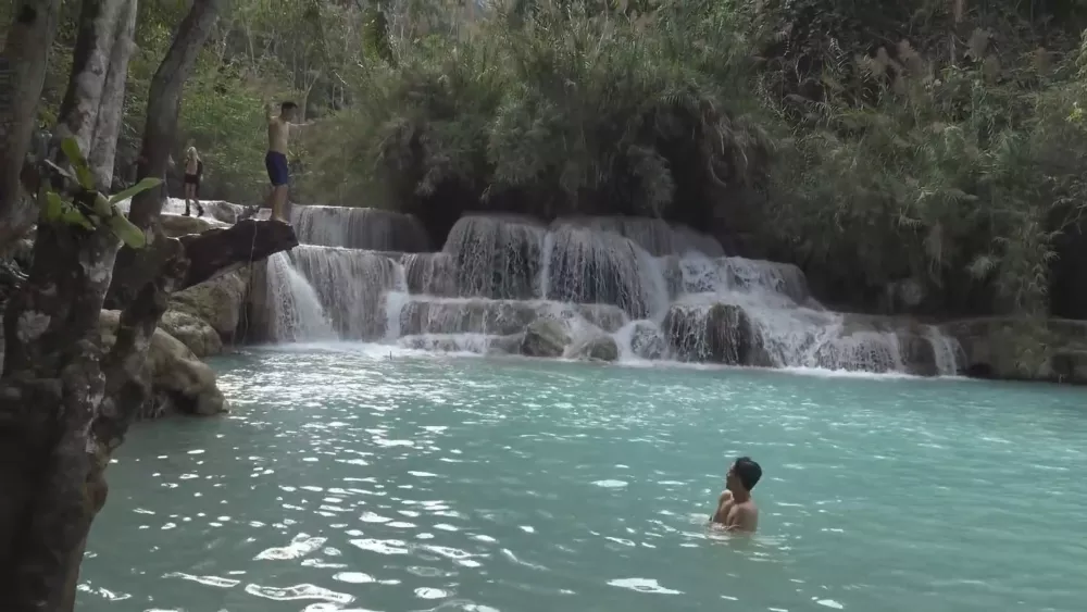 Водопад Куангси — место, где можно не только прогуляться, но и искупаться в жаркую погоду