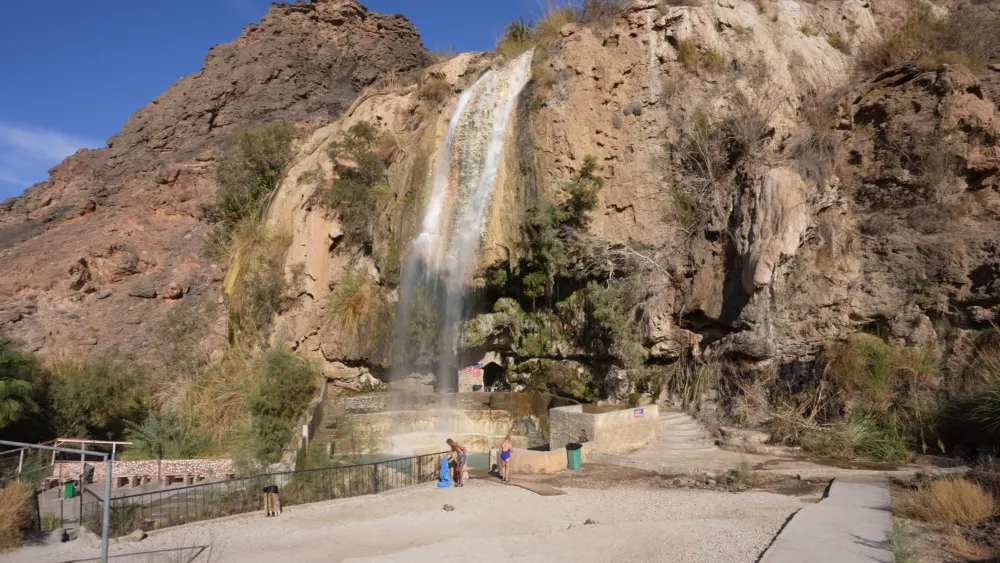 Водопады с термоисточниками в Иордании