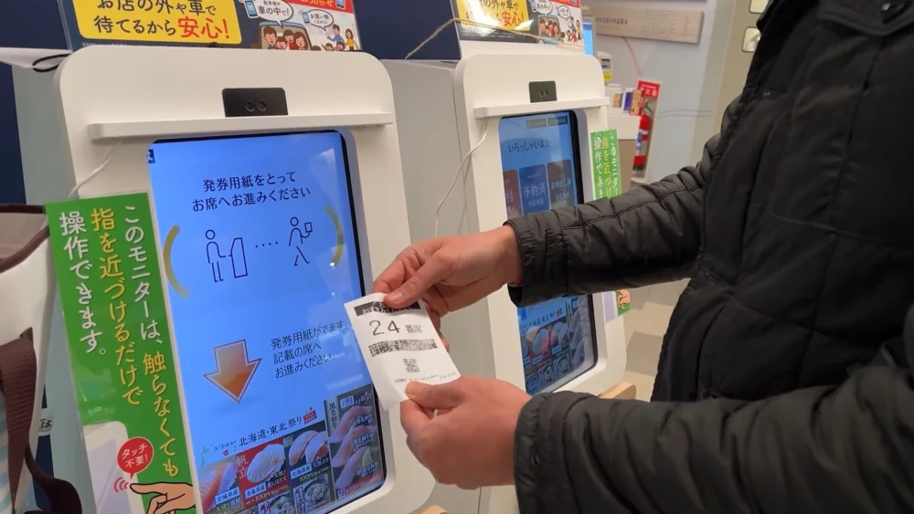 Выбор блюд на входе в ресторан