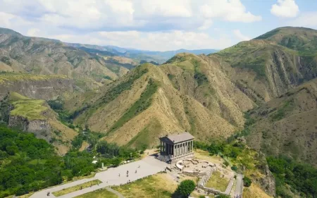 Языческий храм в Гарни — самый известный памятник эпохи язычества и эллинизма