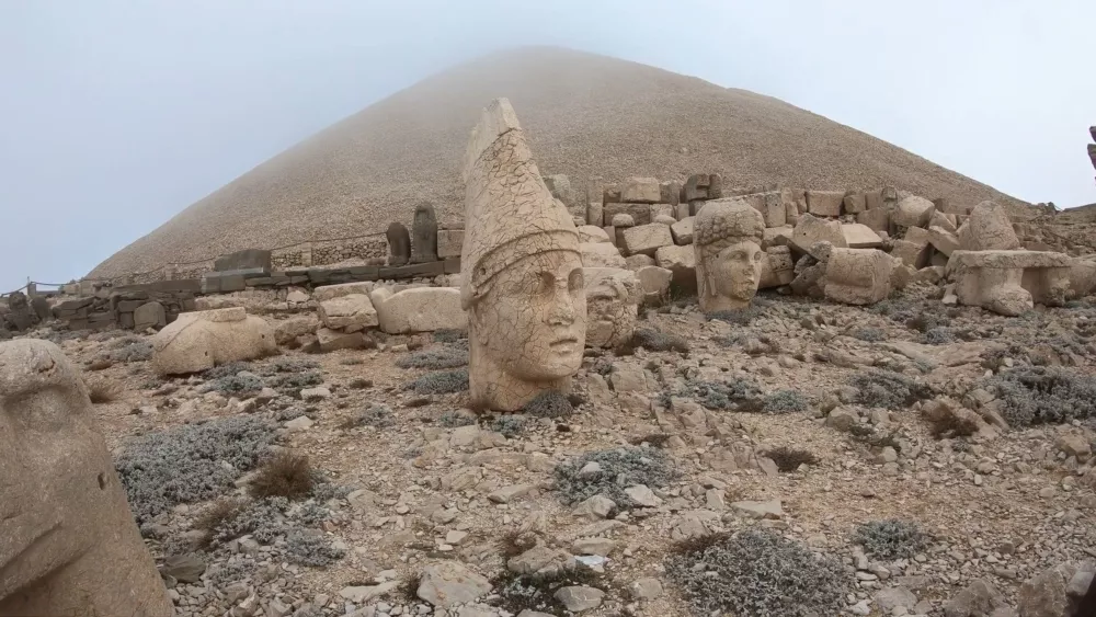 Еще фрагменты голов статуй