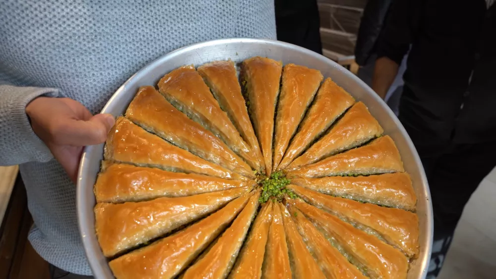 Еще вам в ленту вкусной пахлавы