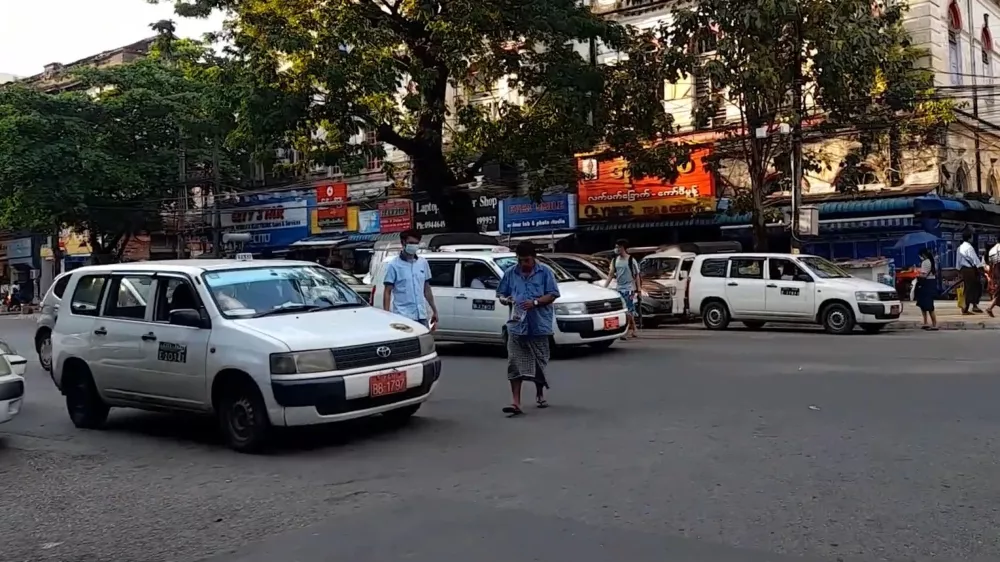 Пешеходные переходы в Мьянме - редкость. Если вы за рулем - будьте бдительны