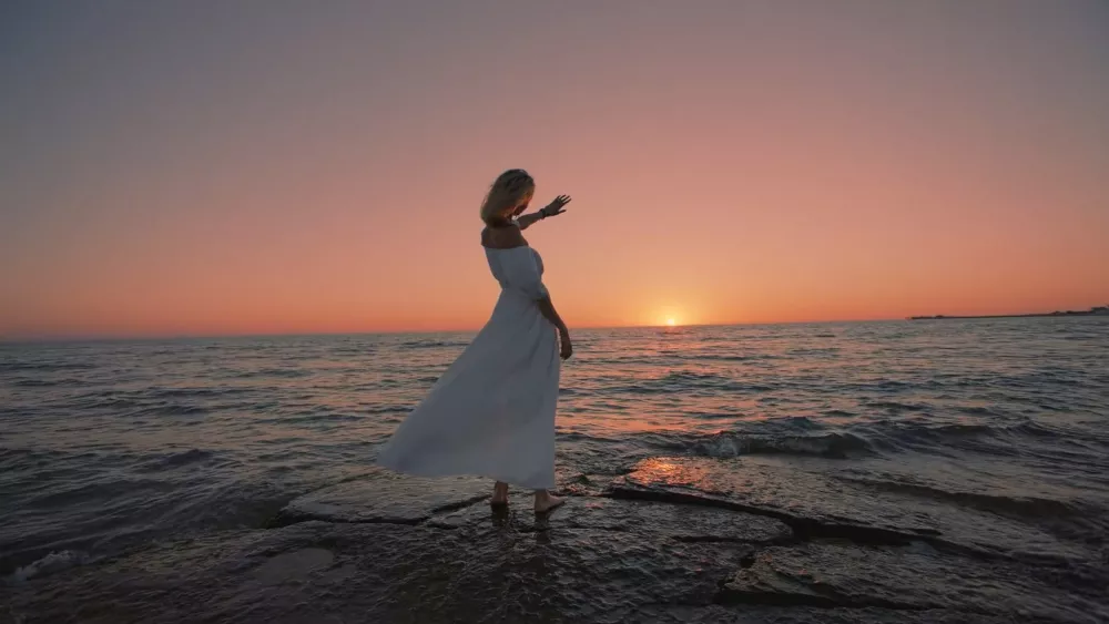 Закат на побережье Каспийского моря в Казахстане