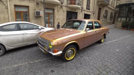 Золотая Волга на улицах Баку